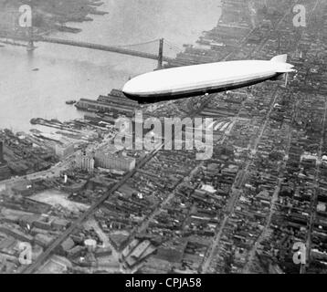 Luftschiff LZ 127 "Graf Zeppelin" schwebend über New York, 1928 Stockfoto