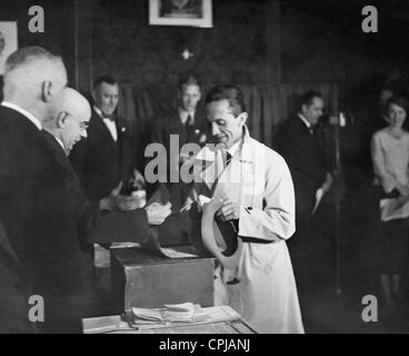 Joseph Goebbels in einem Wahllokal in Berlin, 1933 Stockfoto