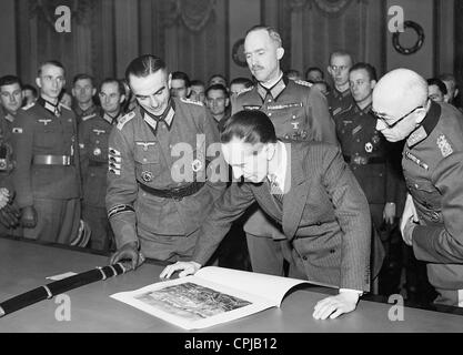 Joseph Goebbels und Paul von Hase mit deutschen Soldaten, 1942 Stockfoto