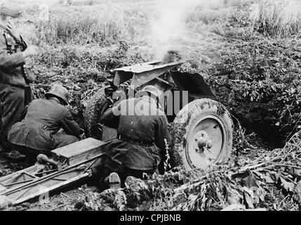 Feuert eine Infanterie-Artillerie-Waffe im zweiten Weltkrieg an der Ostfront 1942 Stockfoto