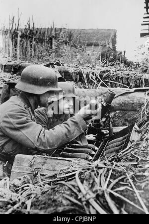 Deutsche Soldaten mit einem Granatwerfer im zweiten Weltkrieg an der Ostfront Stockfoto