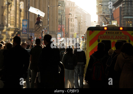 Unterstützer außerhalb der Arndale Centre, Market Street, Manchester City Premier League Trophy Parade 2012 Stockfoto