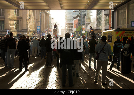Unterstützer außerhalb der Arndale Centre, Market Street, Manchester City Premier League Trophy Parade 2012 Stockfoto