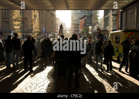 Unterstützer außerhalb der Arndale Centre, Market Street, Manchester City Premier League Trophy Parade 2012 Stockfoto