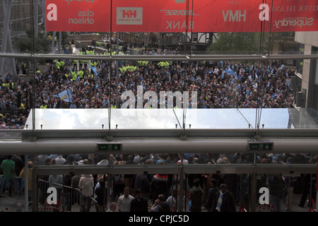 Unterstützer außerhalb der Arndale Centre, Exchange Square, Manchester City Premier League Trophy Parade, 2012 Stockfoto