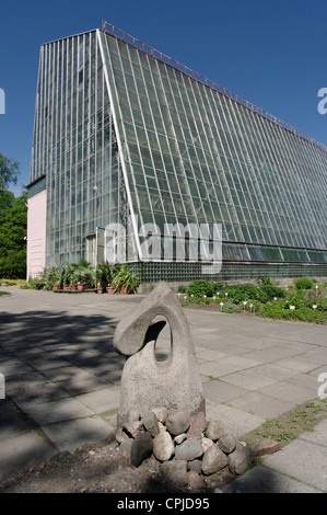 Botanischer Garten der Universität Tartu, Steinfigur im Vordergrund, Estland Europa EU Stockfoto