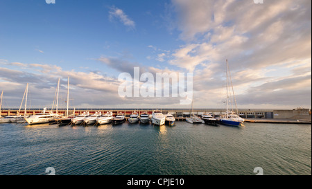 Boote im Hafen. Port Olimpic, Barcelona, Spanien, Stockfoto