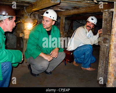 Tourist / Touristen / Erwachsene / männlichen Touristen in unterirdischen Tunnel bei Louisa Kohle mine Museum. Zabrze, Schlesien. Polen. Stockfoto