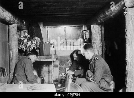 Norwegische Soldaten der Waffen-SS in einem Bunker an der Ostfront, 1942 Stockfoto