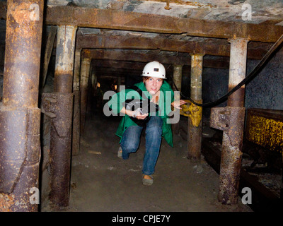 Frau Tourist / Erwachsene weibliche Touristen in unterirdischen Tunnel bei Louisa Kohle mine Museum. Zabrze, Schlesien. Polen. Stockfoto