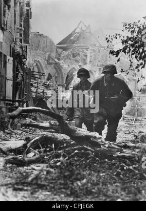 SS-Soldaten in einem Dorf in der Normandie 1944 Stockfoto