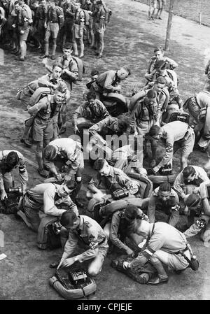 Hitler-Jugend Mitglieder packen ihre Rucksäcke, 1937 Stockfoto