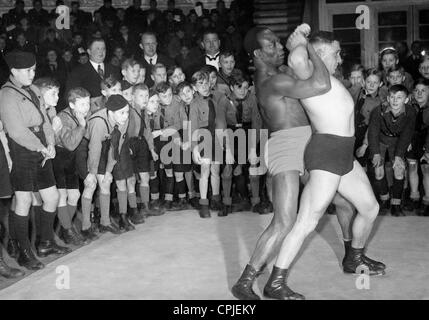 John Essaw und Franz Kochansky Ringen vor Hitler-Jugend-Mitgliedern in den Zirkus Busch, 1933 Stockfoto