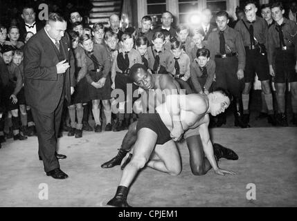 John Essaw und Franz Kochansky Ringen vor Hitler-Jugend-Mitgliedern in den Zirkus Busch, 1933 Stockfoto