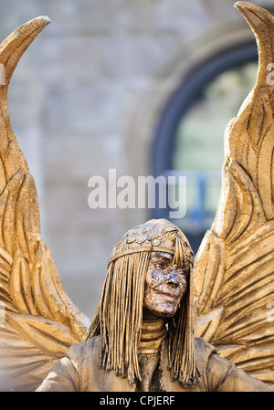 BARCELONA, Spanien - Dezember 2011: Goldener Engel menschliche Statue auf den Ramblas. Stockfoto