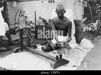 Gandhi mit einem Spinnrad (s/w Foto) Stockfoto