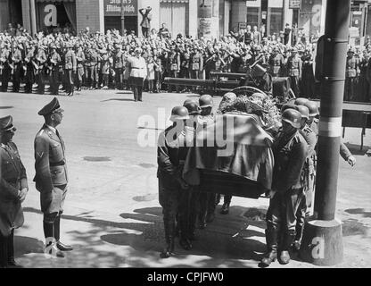 Heinrich Himmler und Sepp Dietrich an den Sarg von Reinhard Heydrich in Berlin, 1942 Stockfoto