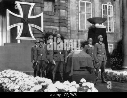 Verlegung aus dem Sarg von Reinhard Heydrich in Prag, 1942 Stockfoto