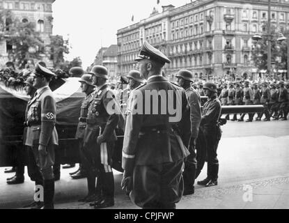 Heinrich Himmler am Staatsbegräbnis für Reinhard Heydrich 1942 Stockfoto