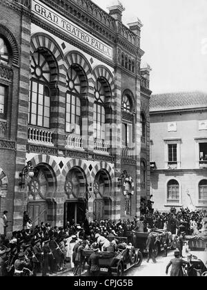 Ankunft der spanischen Königsfamilie vor dem Gran Teatro Falla in Cadiz, 1927 Stockfoto