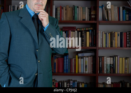 Unternehmer in der Bibliothek Stockfoto