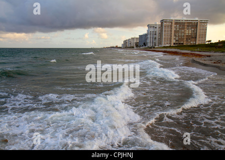 Boca Raton Florida, Palm Beach County, Atlantikküste, Zementsäcke, Wellen, Wasser, Brandung, Erosion, Hochhaus, Wohnhäuser am Meer, Stadt s Stockfoto