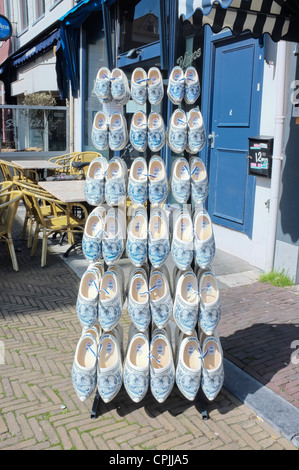 Shop-Display Rack von traditionellen niederländischen blau & weißen clogs Stockfoto