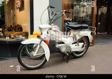 Ein paar der Vintage / retro-Puch mopeds Stockfoto
