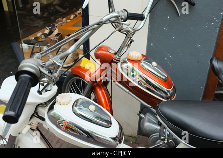 Ein paar der Vintage / retro-Puch mopeds Stockfoto