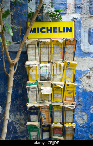 Eine Display Rack getragen von alten Michelin Straßenkarten Stockfoto