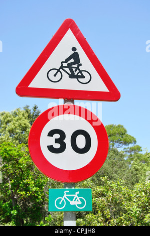 Vorsicht bei Radfahrern Verkehrszeichen auf Landstraße in der Nähe von Cala d'Algaiarens, Menorca, Balearen, Spanien Stockfoto