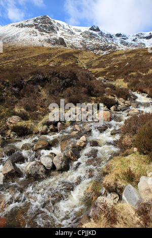 Strom kommt aus Stob Poite a'Choire Ardair einer der die Spitzen der Creag Meagaidh in Schottland Stockfoto