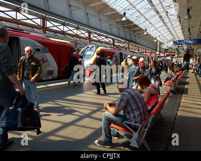 Warten auf einen Zug in Crewe UK Stockfoto