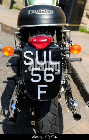 Triumph Motorrad mit alten klassischen Nummernschild. Bakewell Derbyshire. Stockfoto