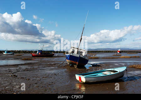 Boote am Ufer Meeres an der Morecambe Bay, Lancashire. Stockfoto