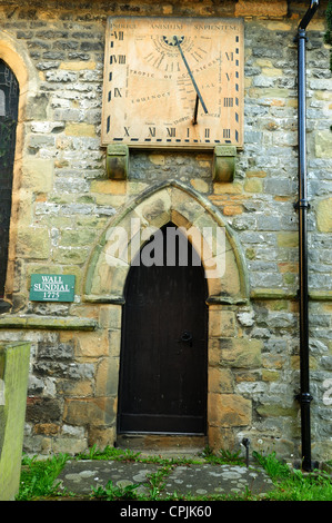 Eyam Pest Derbyshire England.Sundial St Lawrence Dorfkirche. Stockfoto