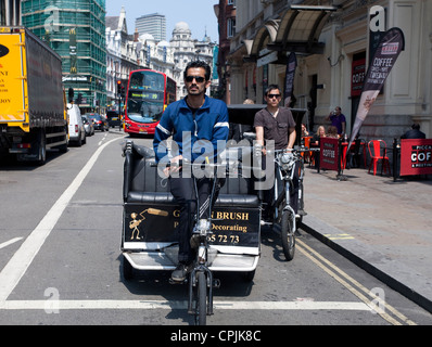 Fahrradrikscha in Shaftesbury Avenue, London Stockfoto