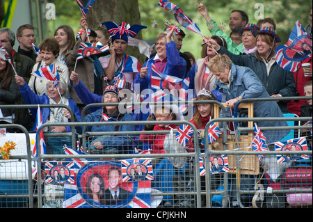 Die Zuschauer warten auf die Ankunft der Prozession der Hochzeit von Prinz William und Kate Middleton in London. Stockfoto