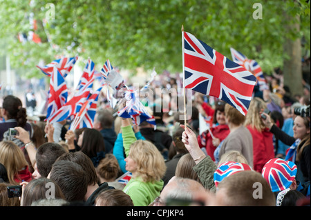 Die Zuschauer warten auf die Ankunft der Prozession der Hochzeit von Prinz William und Kate Middleton in London. Stockfoto