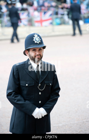 Britischer Polizist Futter die Prozession Route für die Hochzeit von Prinz William, Catherine Middleton. Stockfoto