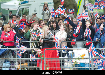 Die Zuschauer warten auf die Ankunft der Prozession der Hochzeit von Prinz William und Kate Middleton in London. Stockfoto