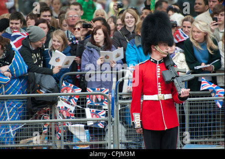 Die Zuschauer warten auf die Ankunft der Prozession der Hochzeit von Prinz William und Kate Middleton in London. Stockfoto