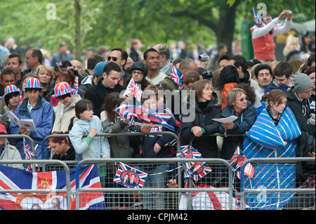 Die Zuschauer warten auf die Ankunft der Prozession der Hochzeit von Prinz William und Kate Middleton in London. Stockfoto