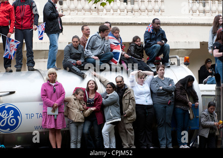 Die Zuschauer warten auf die Ankunft der Prozession der Hochzeit von Prinz William und Kate Middleton in London. Stockfoto