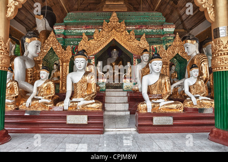 Myanmar, Burma. Shwedagon-Pagode, Yangon, Rangun. Einer der vielen Buddha Schreinen in der Pagode. Stockfoto