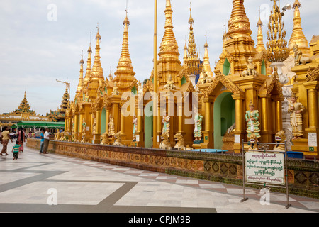 Shwedagon-Pagode, Yangon.  Schreine, Nats, buddhistische Geister verehrt in Myanmar, säumen die Promenade rund um den Stupa. Stockfoto