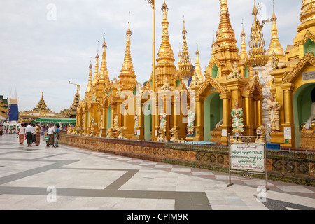 Shwedagon-Pagode, Yangon.  Schreine, Nats, buddhistische Geister verehrt in Myanmar, säumen die Promenade rund um den Stupa. Stockfoto