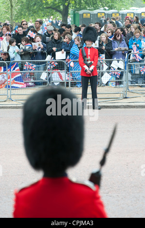 Die Zuschauer warten auf die Ankunft der Prozession der Hochzeit von Prinz William und Kate Middleton in London. Stockfoto