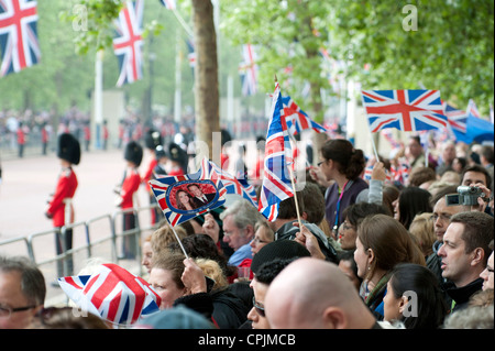 Die Zuschauer warten auf die Ankunft der Prozession der Hochzeit von Prinz William und Kate Middleton in London. Stockfoto