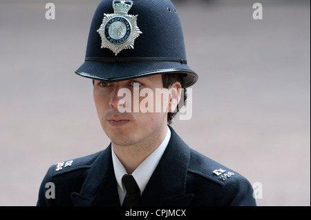 Britische Polizei Polizist steht Wache auf der Londoner The Mall während der Hochzeit der Duke & Herzogin von Cambridge. Stockfoto